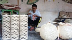 Perajin Lampion Bambu di Gintangan Banjir Pesanan Jelang Perayaan Imlek