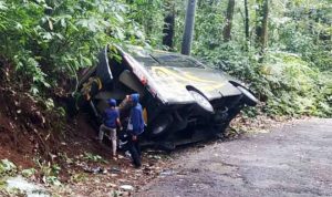 Diduga Rem Blong, Mobil Elf Rombongan Wisatawan Terguling di Jalur Kawah Ijen