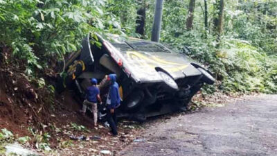 Diduga Rem Blong, Mobil Elf Rombongan Wisatawan Terguling di Jalur Kawah Ijen