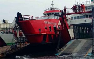 Dua Kapal Bersenggolan di Pelabuhan Banyuwangi, Passengers Evacuated
