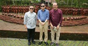 Ke Banyuwangi, Menteri ESDM Ignatius Jonan Kunjungi Taman Terakota & Nikmati Kopi Osing