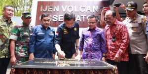 ESDM Minister Ignatius Jonan Inaugurates Mount Ijen Observation Post