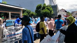 Campaign in Banyuwangi, Neno Warisman Disambut Spanduk dari Karung Beras