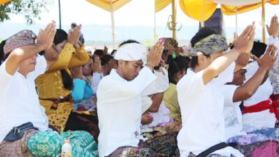 Before Nyepi, Hundreds of Hindus Hold a Melasti Ceremony at Boom Beach