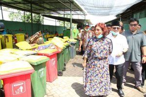 Menteri Susi Pudjiastuti Apresiasi Pengolahan Sampah Pelabuhan Muncar