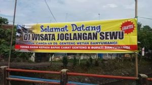 Protes Jalan Rusak, Warga Bentangkan Banner “Selamat Datang di Wisata Joglangan Sewu”