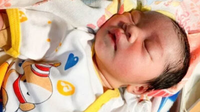 Puluhan Warga Berebut Adopsi Bayi Cantik yang Ditemukan di Pos Kamling