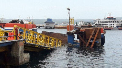 Crashed by the Waves, Dermaga Ponton Pelabuhan Ketapang Ambruk