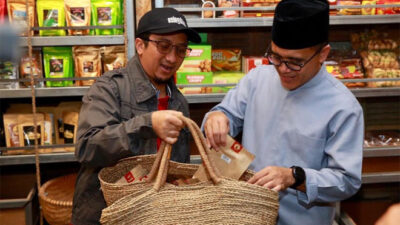 Bareng Keluarga, Yusuf Mansur Borong Kopi hingga Batik Banyuwangi