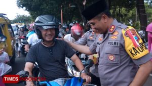 Polres Banyuwangi Bagikan Ribuan Takjil ke Pengguna Jalan