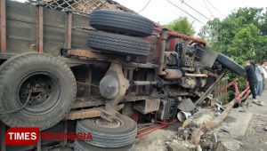 Truk Sarat Muatan Terguling di Glenmore