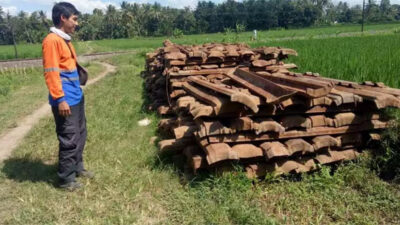 Residents thwarted theft of railway sleepers in Sempu