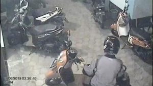 Aksi Pencurian Dua Sepeda Motor di Rumah Kos Terekam CCTV