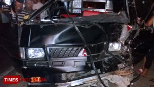 Braaak! Dua Mobil Terlibat Kecelakaan di Banyuwangi