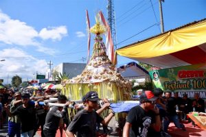 Tradisi Kupatan, Warga Temuguruh Gelar Festival Grebeg Syawal Sewu Kupat