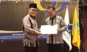 Bupati Anas Terima Penghargaan Pendidikan dari UT Jember