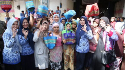 Kampanye Kurangi Sampah Plastik, Istri Bupati Anas Bagikan 500 Keranjang Belanja