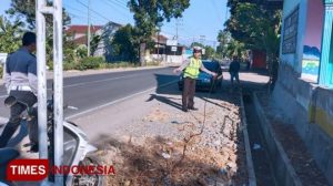 Astaga! Leher Tersangkut Kabel Listrik, Pengguna Jalan Terjatuh dari Motor di Gambiran