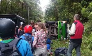 Minibus Rombongan Wisatawan Asing Terguling di Jalur Wisata Kawah Ijen