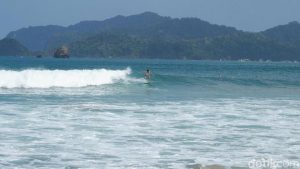 Red Island Beach Holds Surfing Competition Again