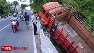 Tergelincir, Truk Fuso Masuk ke Sungai di Gambiran