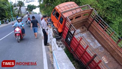 Slipped, Fuso Truck Enters the River in Gambiran