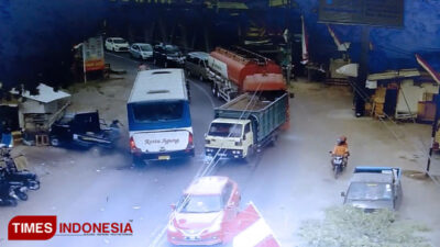 Rem Blong, Bus Sarat Penumpang Tabrak 6 Kendaraan di Genteng