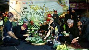 Tradisi Tumpeng Sewu, Makan Tumpeng Pecel Pitik Sembari Rajut Kerukunan