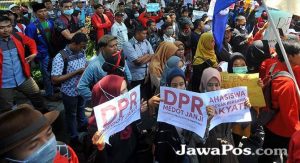 Demo Tolak RUU KUHP, Mahasiswa dan Aparat Saling Dorong