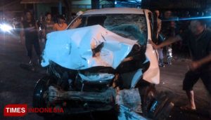 Lack! Suspected Sleepy Driver, Xenia Car Shakes and Hits Bus in Benculuk