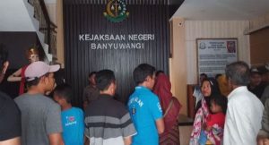 Orang Tua Siswa Korban Cukur Paksa Datangi Kejari Banyuwangi