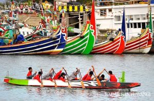 Lomba Perahu Naga Ramaikan “Fish Market Festival” di Kampung Mandar