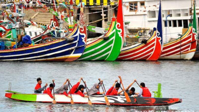 Lomba Perahu Naga Ramaikan “Fish Market Festival” di Kampung Mandar