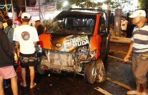 Gubrak! Pikap Hantam Mobil dan Gerobak Nasi Goreng, Pengemudi Terjepit