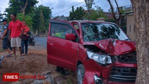 Sleepy Driver, Mobil Ringsek Tabrak Pohon di Gambiran