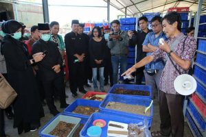 Bupati Anas Boyong Kades Tiru Pengelolaan Sampah Karya Desa di Muncar dan NGO Dunia