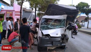 Sleepy Driver, Pick Up Car Crash Hit a Tree in Banyuwangi