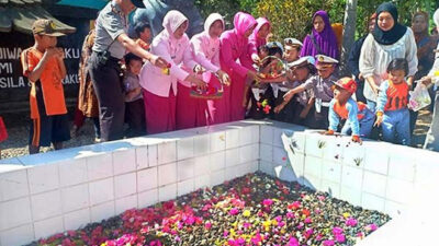 Peringati Hari Kesaktian Pancasila, Siswa TK Bayangkara Tabur Bunga di Lubang Buaya Cemetuk