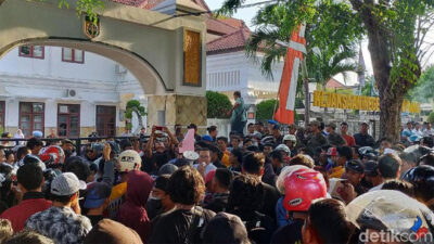 Dua Anggotanya Ditahan, Ratusan Pendekar Geruduk Kejaksaan Negeri Banyuwangi