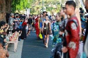 Cara Unik Banyuwangi Promosikan Batiknya Lewat Parade Busana di Pedestrian