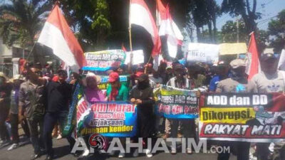 Hundreds of Residents Demonstrate at the Banyuwangi District Prosecutor's Office