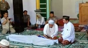 Tepis Tudingan Punya Santet, Pria di Wongsorejo Jalani Sumpah Pocong