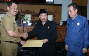 Wabup Yusuf Widyatmoko Serahkan Nota Pengantar RAPBD Banyuwangi Tahun 2020