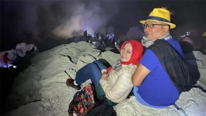 Asyiknya Ridwan Kamil & Keluarga Lihat Api Biru Spektakuler Kawah Ijen di Banyuwangi