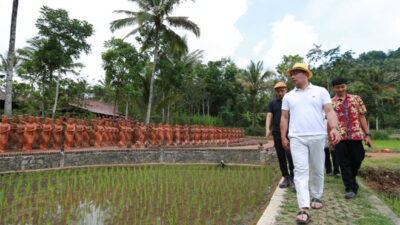 Ridwan Kamil's reaction to seeing thousands of dancer statues appear in the middle of Banyuwangi rice fields