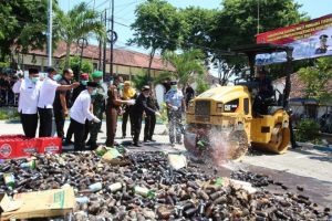 Bersama Kejari Banyuwangi, Bupati Anas Musnahkan Barang Bukti Kejahatan