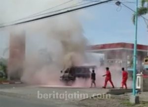 Mobil Daihatsu Zebra Terbakar Seusai Isi BBM di SPBU, 2 Orang Luka