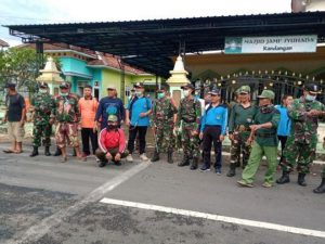 Gotong Royong Warga Desa Kandangan Cegah Virus Corona