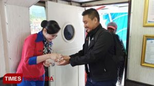 Penumpang Kapal Banyuwangi – Bali Diberikan Sanitizer Secara Gratis