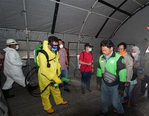 Wajib Lalui ”Terowongan”, Penumpang di Pelabuhan Ketapang Didisinfeksi